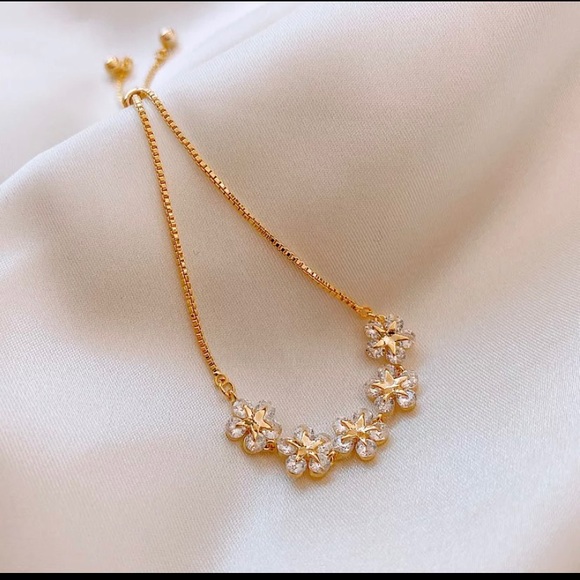 Dainty gold flower crystal cubic zirconia bracelet - Picture 6 of 7
